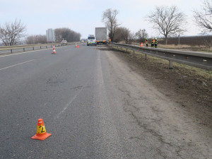 Opilému řidiči nákladního vozu se na dálnici u Unčovic utrhl přívěs. Skončil ve svodidlech