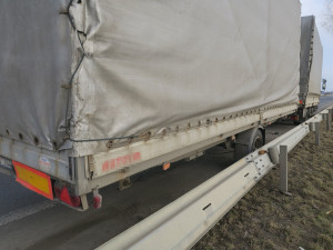 Opilému řidiči nákladního vozu se na dálnici u Unčovic utrhl přívěs. Skončil ve svodidlech