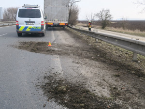 Opilému řidiči nákladního vozu se na dálnici u Unčovic utrhl přívěs. Skončil ve svodidlech