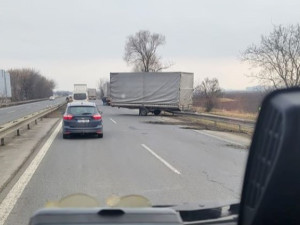 Opilému řidiči nákladního vozu se na dálnici u Unčovic utrhl přívěs. Skončil ve svodidlech