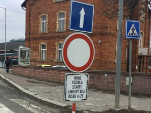 Přes Pasteurovu zákaz nezákaz. Na zavřené silnici v Olomouci přistihli strážníci desítky řidičů