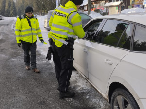 Na Skřítku dnes policisté kontrolovali zimní výbavu. Co v ní nesmí chybět?