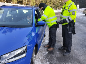 Na Skřítku dnes policisté kontrolovali zimní výbavu. Co v ní nesmí chybět?