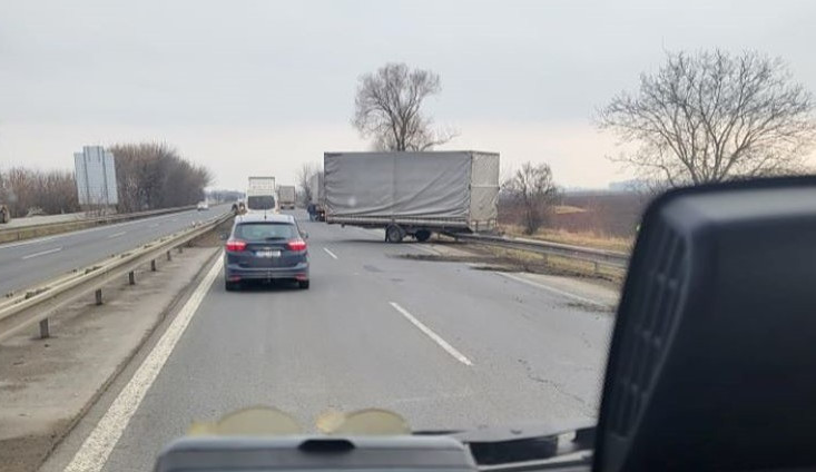 Opilému řidiči nákladního vozu se na dálnici u Unčovic utrhl přívěs. Skončil ve svodidlech