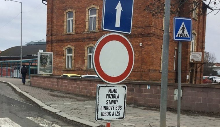 Přes Pasteurovu zákaz nezákaz. Na zavřené silnici v Olomouci přistihli strážníci desítky řidičů