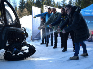 Nová čtyřkolka se během křtu zapojila i do záchranné akce