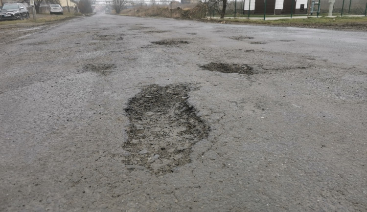 Zdemolovaná cesta u cukrovaru si na opravu počká. Litovel by čelila souběhu uzavírek