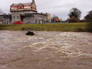 Bystřice a Březná dosáhly první povodňového stupně. Výstraha platí dnes do večera