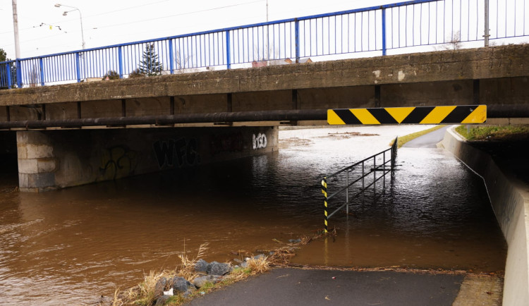 Bystřice a Březná dosáhly první povodňového stupně. Výstraha platí dnes do večera