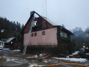 V Bedřichově na Šumpersku hořela střecha a podkroví rodinného domu, škoda bude přes milion