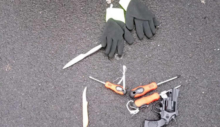 Strážnici u muže našli šroubováky, nože i maketu revolveru