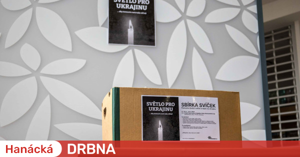 Light for Ukraine.  In the Olomouc government, people could carry a candle for the attacked country |  Company |  News |  Hanácka Gossip