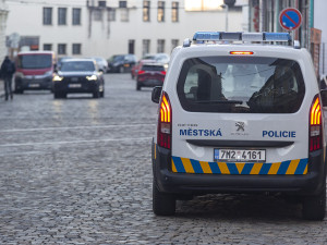 Z koloběžky na záchytku. Strážnici v Olomouci naháněli opilou dvojici