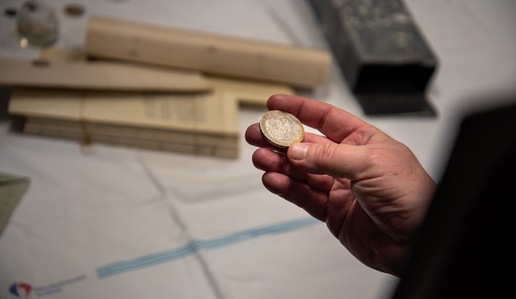 Medaile s císařovnou Sisi i dobové plány. Demolice budovy v olomoucké nemocnici přinesla překvapivý nález