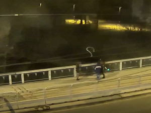 VIDEO: Rozjaření mladíci hodili nad ránem do Mlýnského potoka elektrokoloběžku. Zachytily je kamery