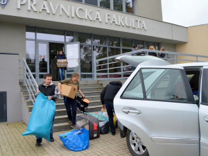 Student olomouckých práv vozí pomoc vojákům na Ukrajinu. Chystá i hygienický kamion