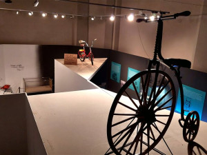 Vlastivědné muzeum znovu otevírá výstavu Dětský svět. Praskliny ve stropě zabezpečilo sítěmi