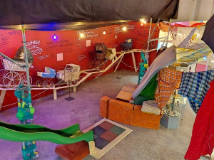 Vlastivědné muzeum znovu otevírá výstavu Dětský svět. Praskliny ve stropě zabezpečilo sítěmi