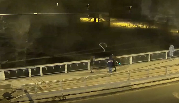 VIDEO: Rozjaření mladíci hodili nad ránem do Mlýnského potoka elektrokoloběžku. Zachytily je kamery