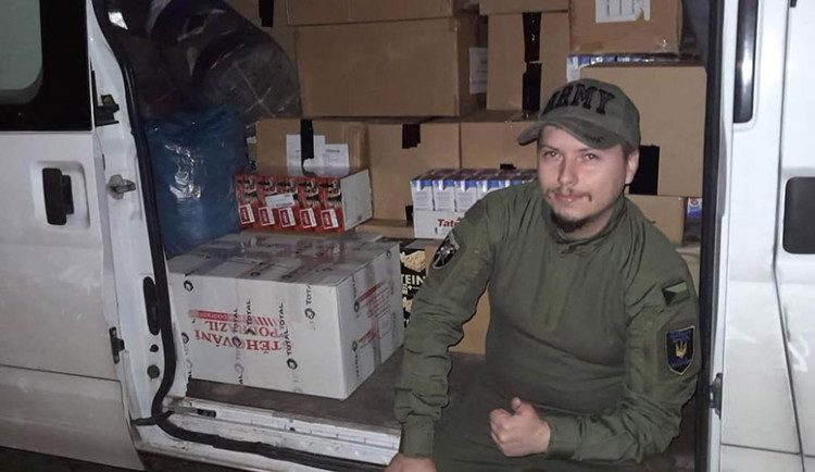 Student olomouckých práv Vasyl Kapustej vozí pomoc vojákům na Ukrajinu. Chystá i hygienický kamion