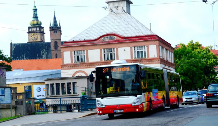 Změna v hradecké MHD, cestující si budou sami otevírat dveře