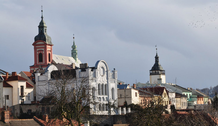 Věz hranické staré radnice (napravo) je v havarijním stavu