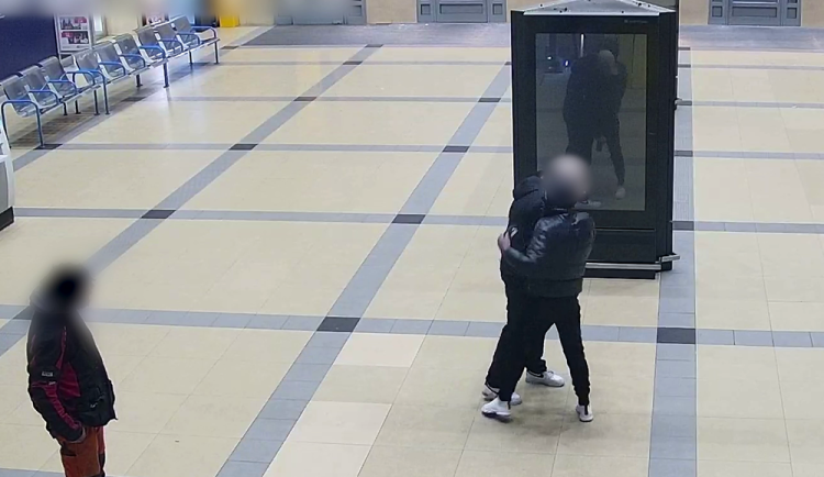 VIDEO: Mladík hbitě kradl na nádraží v Olomouci. V osmnácti půjde po několikáté před soud