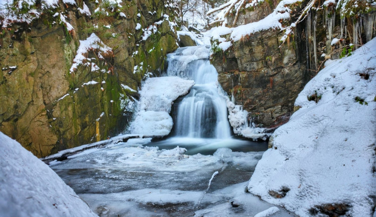 TIP NA VÝLET: Nádherné a tajuplné Rešovské vodopády v zimě? Jde to, ale chce to opatrnost