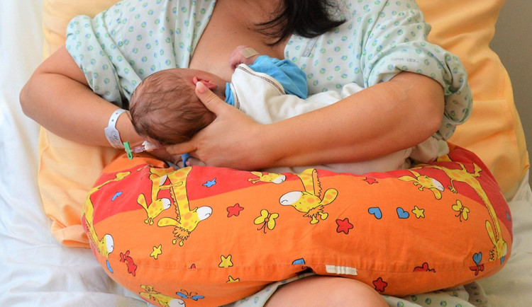 Pomoc k nejprospěšnější výživě miminek. Šternberskou porodnici těší zájem o laktační poradenství
