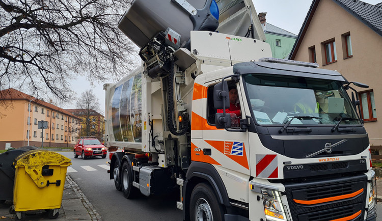 Pro svoz odpadu z nových kontejnerů pořídil Přerov i speciální nákladní auta