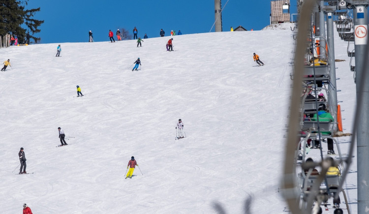 Do Jeseníků se vrátila zima, o víkendu klesly teploty a nasněžilo. Na sví si přijdou i běžkaři