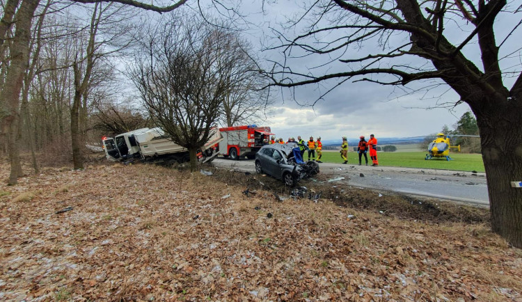 Další smrtelná nehoda na jihu Čech. Střet náklaďáku s osobákem nepřežil jeden člověk