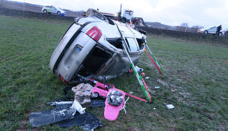 Mladík letěl v autě dvoustovkou, prchal před policisty, protože klíče ukradl. Skončil v kotrmelcích v poli