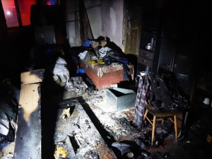 Noční požár domu na Přerovsku: hasiči zachraňovali obyvatele i psy