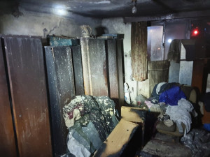 Noční požár domu na Přerovsku: hasiči zachraňovali obyvatele i psy