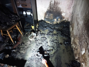 Noční požár domu na Přerovsku: hasiči zachraňovali obyvatele i psy