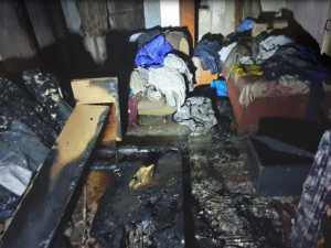 Noční požár domu na Přerovsku: hasiči zachraňovali obyvatele i psy