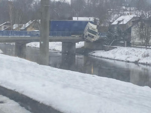 V Mikulovicích zůstal kamion s nákladem viset nad řekou. Hlavní tah do Polska je uzavřený