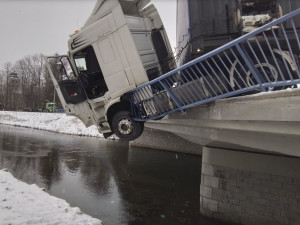 V Mikulovicích zůstal kamion s nákladem viset nad řekou. Hlavní tah do Polska je uzavřený