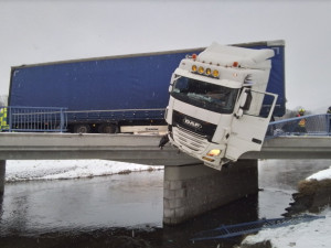V Mikulovicích zůstal kamion s nákladem viset nad řekou. Hlavní tah do Polska je uzavřený