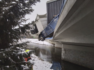 V Mikulovicích zůstal kamion s nákladem viset nad řekou. Hlavní tah do Polska je uzavřený