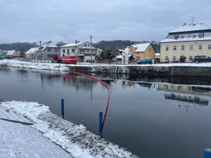 V Mikulovicích zůstal kamion s nákladem viset nad řekou. Hlavní tah do Polska je uzavřený