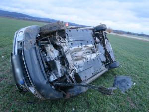 Mladík ujížděl před policisty v autě, které mu nepatřilo, dvoustovkou. Skončil v kotrmelcích v poli