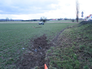 Mladík ujížděl před policisty v autě, které mu nepatřilo, dvoustovkou. Skončil v kotrmelcích v poli