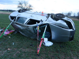 Mladík ujížděl před policisty v autě, které mu nepatřilo, dvoustovkou. Skončil v kotrmelcích v poli