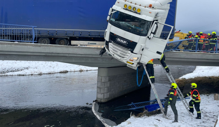 V Mikulovicích zůstal kamion s nákladem viset nad řekou. Hlavní tah do Polska je uzavřený