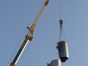 Konec komínu Jaromír. V Uničově odborníci z obřího jeřábu rozebírají vysokou stavbu