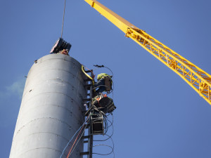 Konec komínu Jaromír. V Uničově odborníci z obřího jeřábu rozebírají vysokou stavbu