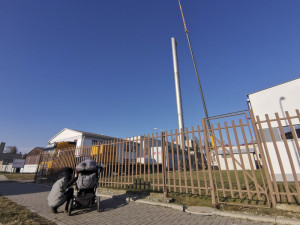 Konec komínu Jaromír. V Uničově odborníci z obřího jeřábu rozebírají vysokou stavbu