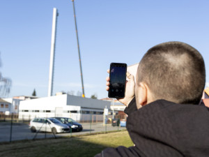 Konec komínu Jaromír. V Uničově odborníci z obřího jeřábu rozebírají vysokou stavbu
